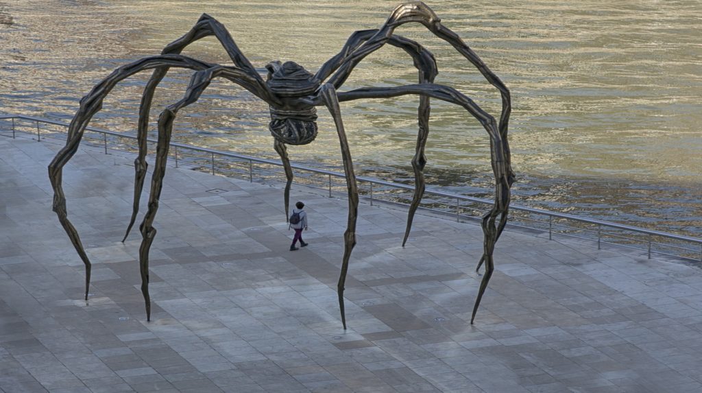 Les sculpteurs célèbres : Louise Bourgeois, avec ici son œuvre Maman, une araignée géante.