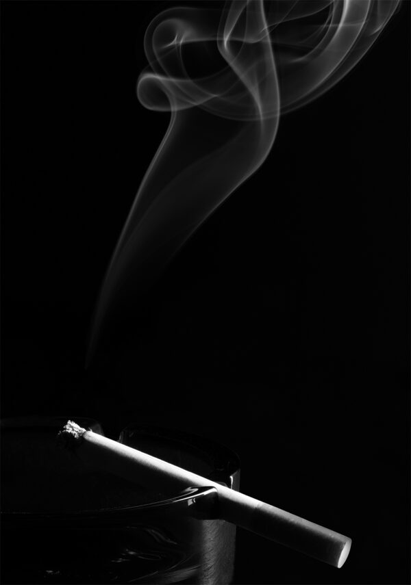 Cigarette et cendrier